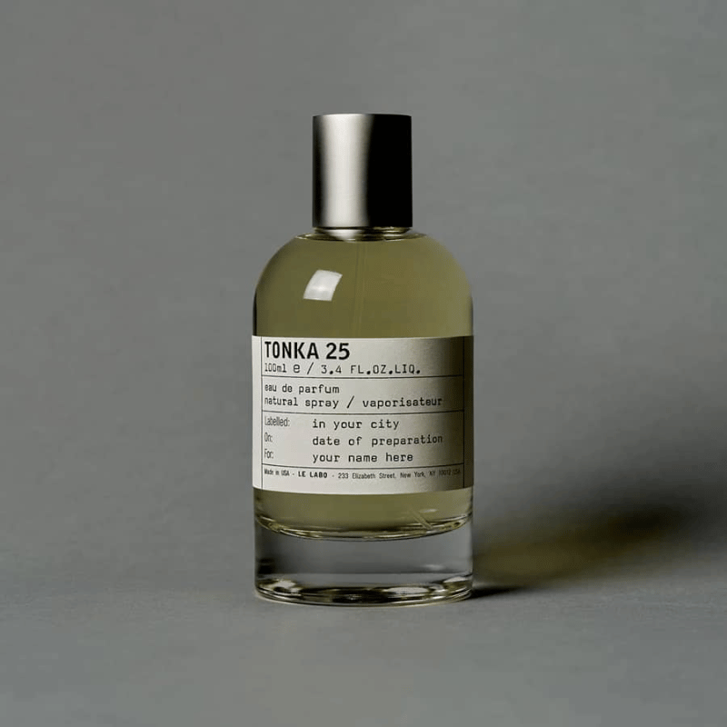 Thiết kế chai Le Labo Tonka 25 EDP mang đậm phong cách tối giản nhưng không kém phần tinh tế